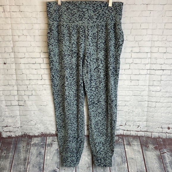 Athleta Salutation Joggers Ocelot Spot Print Blue Green Animal Print L Workout - Picture 2 of 13